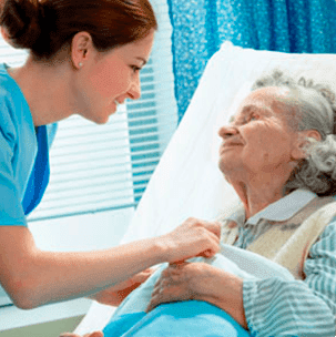 Fundación María Auxiliadora enfermera con paciente